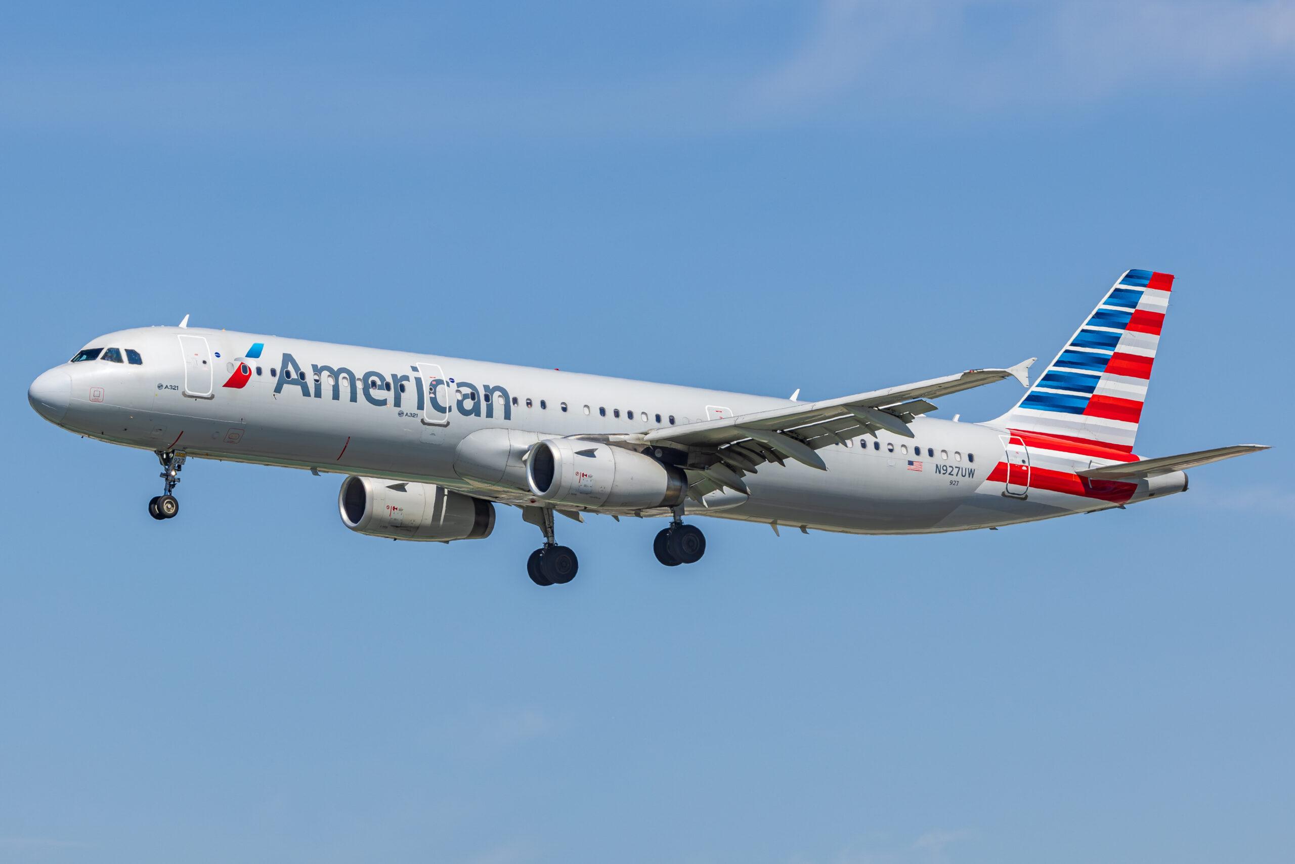 American Airlines Airbus A321 N927UW three-quarter view on approach to San Diego