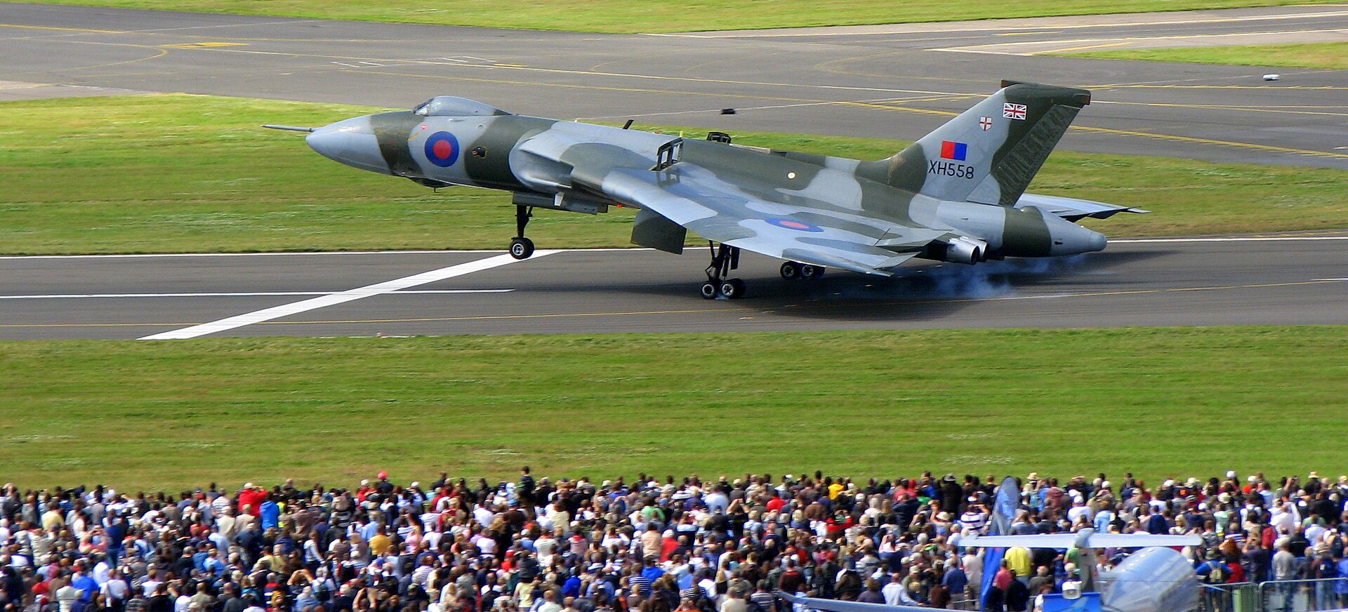 Avro Vulcan XH558 landing at Farnborough Airshow 2008