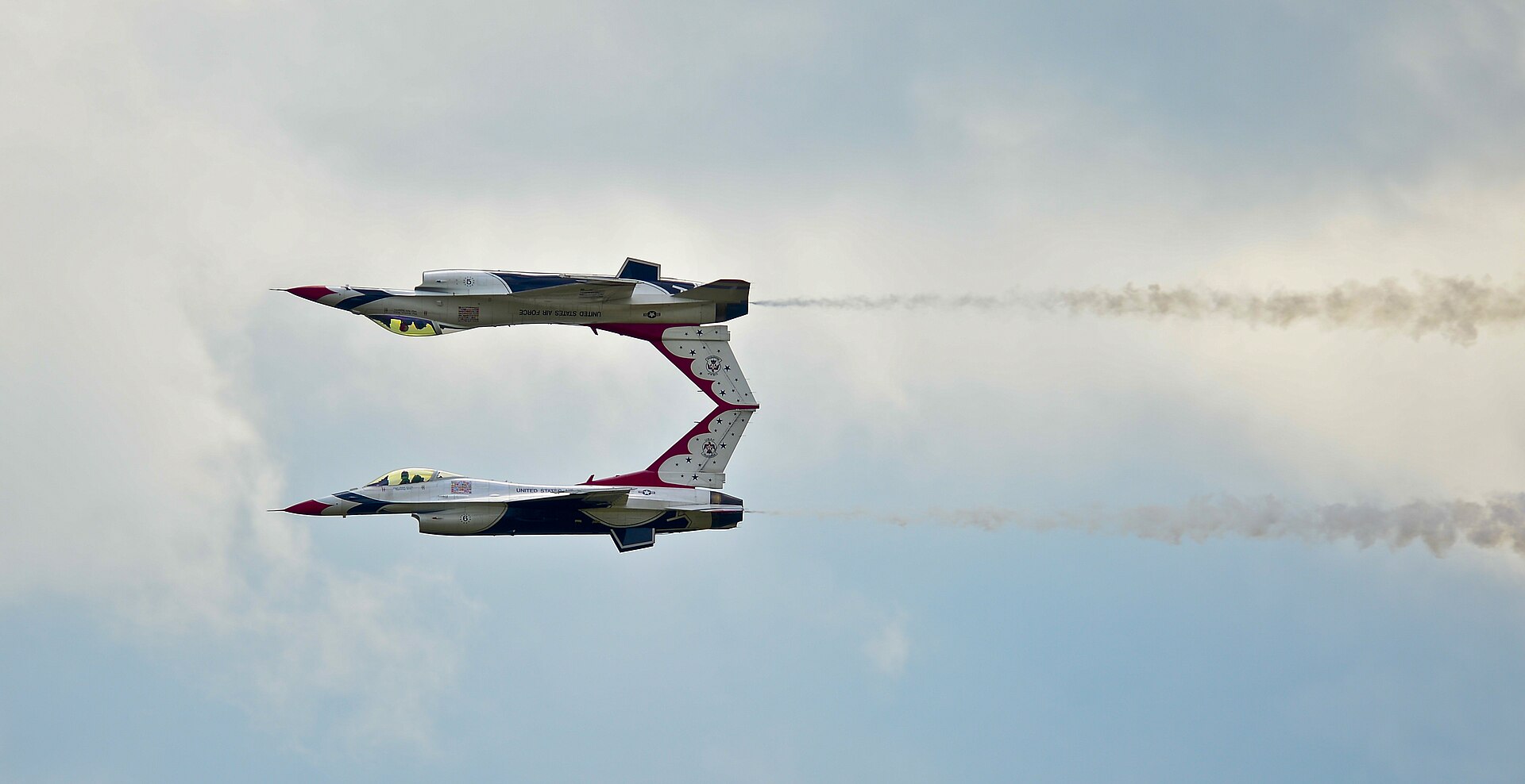 Two USAF Thunderbirds F-16 Fighting Falcons performing a mirror pass, 2014