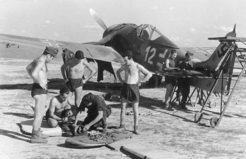 Luftwaffe ground crew servicing a Focke-Wulf Fw 190 A-5 in the field