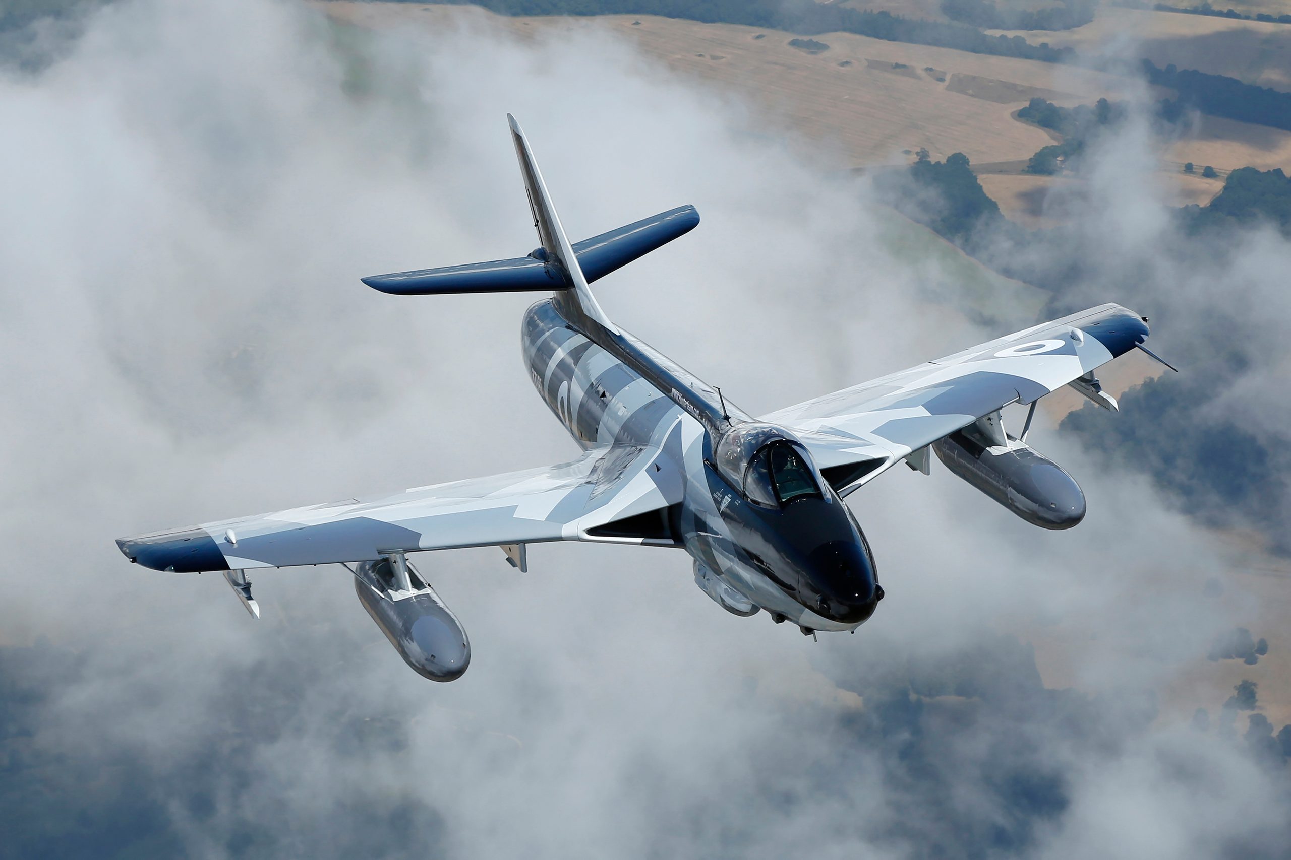 Hawker Hunter F58 ZZ191 banking to show its planform