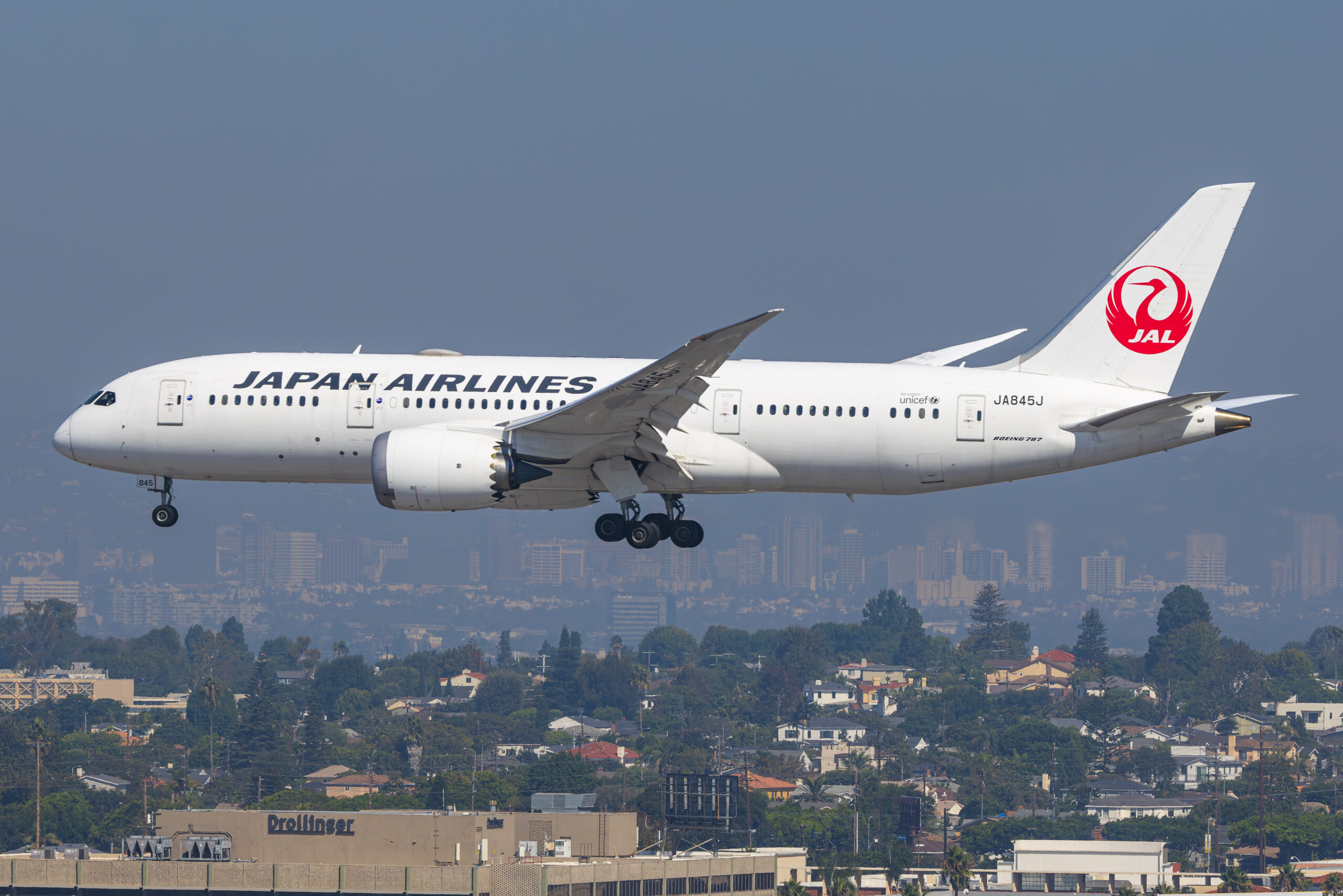 Japan Airlines Boeing 787-8 JA845J on short final at LAX with the Los Angeles skyline behind