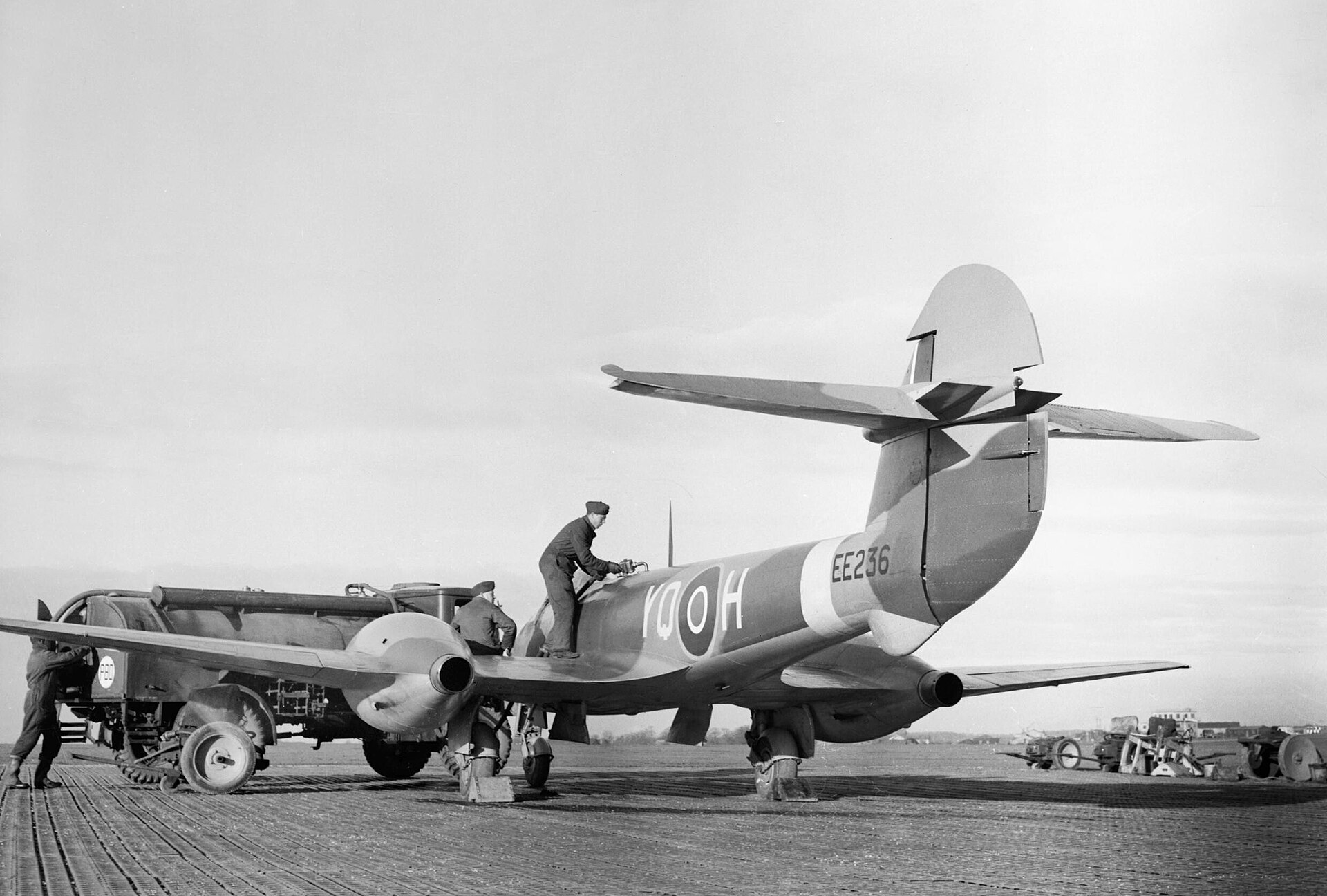 Ground crew refuelling a Gloster Meteor of No. 616 Squadron at Manston, 1945
