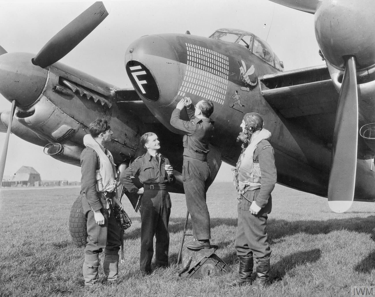 Mosquito of No. 105 Squadron with its two-man crew during the Second World War