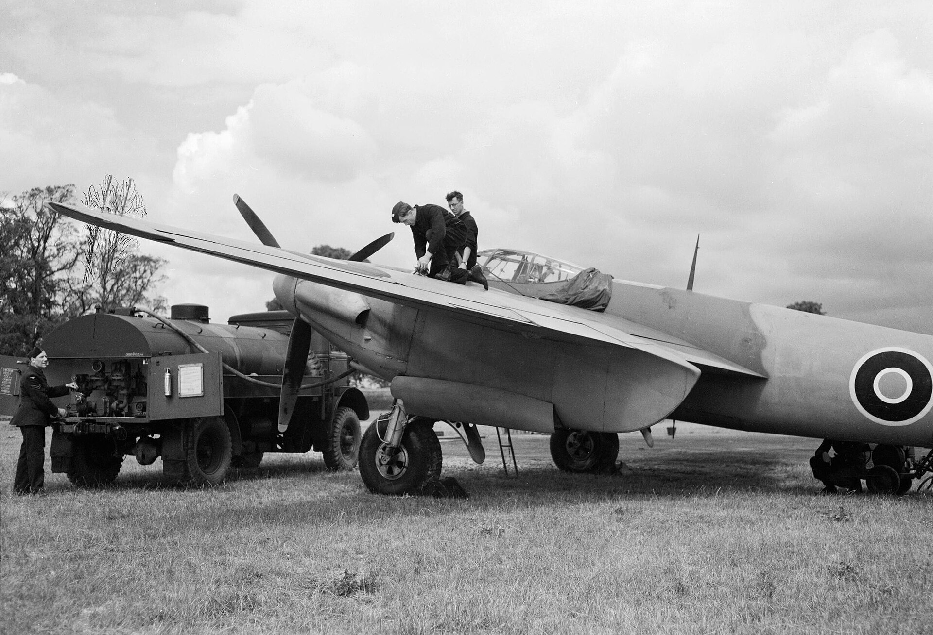 De Havilland Mosquito Mk II of No. 157 Squadron refuelling at Hunsdon, 16 June 1943