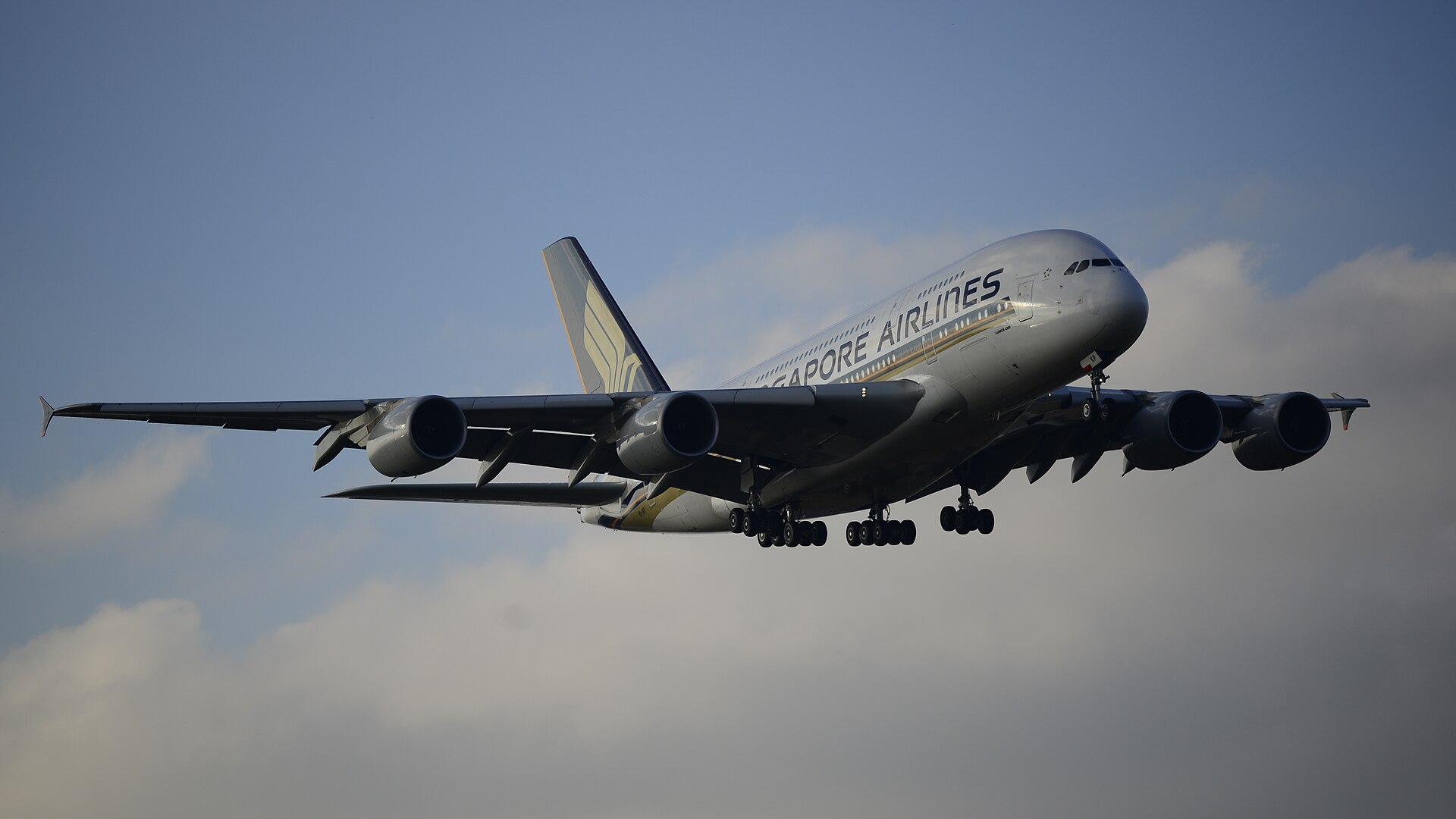 Singapore Airlines Airbus A380 on final approach to London Heathrow
