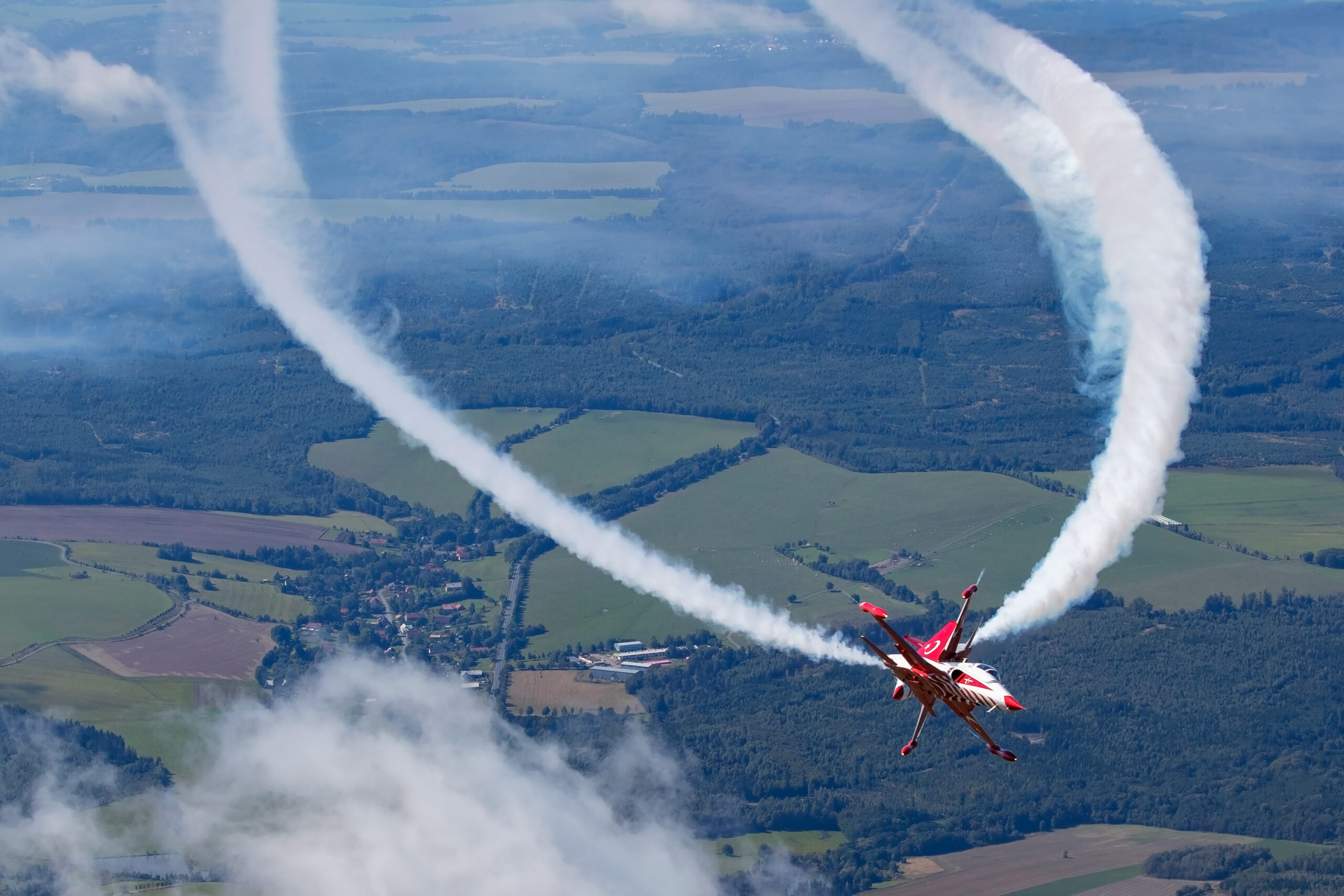 Turkish Stars NF-5s looping trailing white smoke