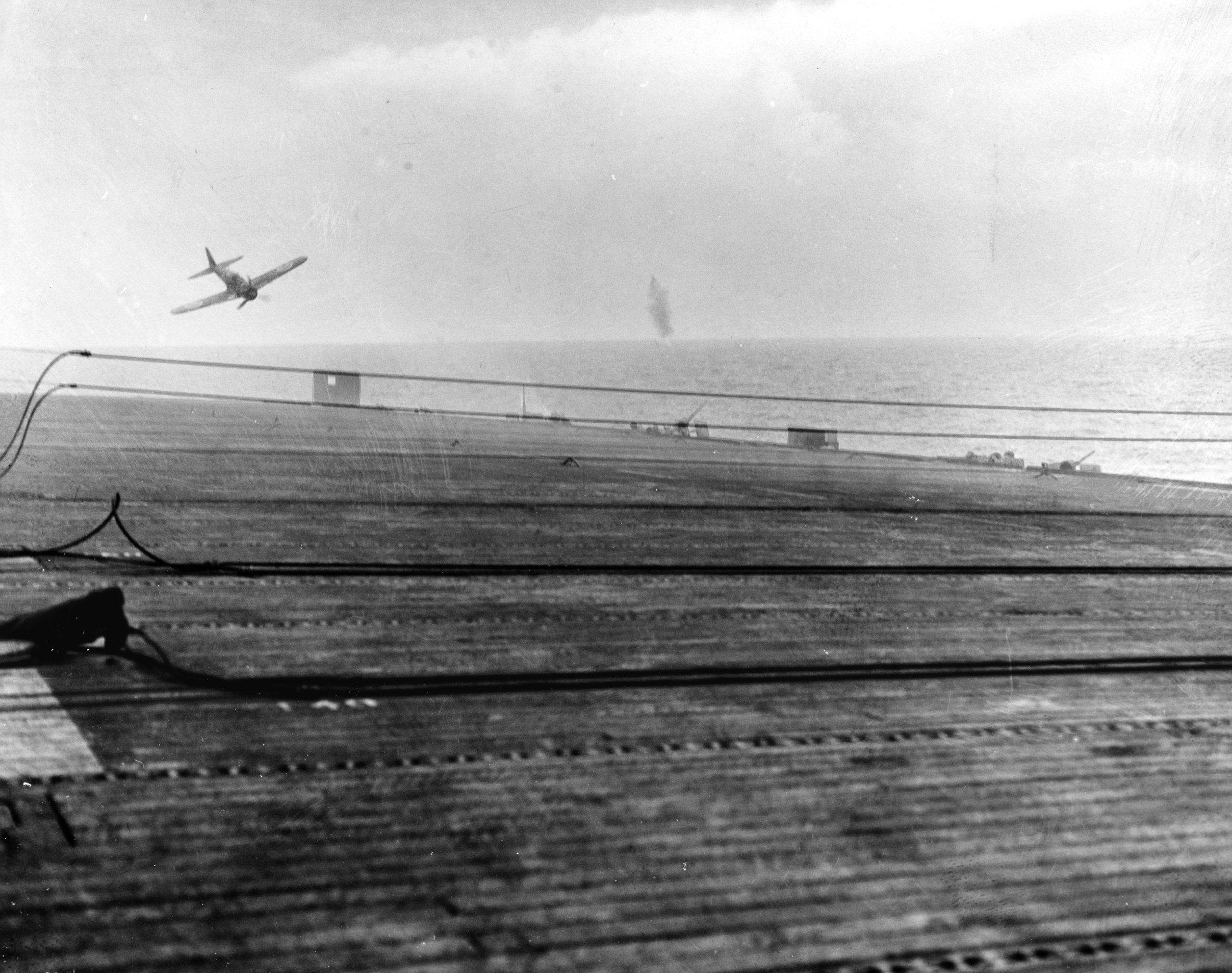 A Zero in a kamikaze dive against USS White Plains on 25 October 1944