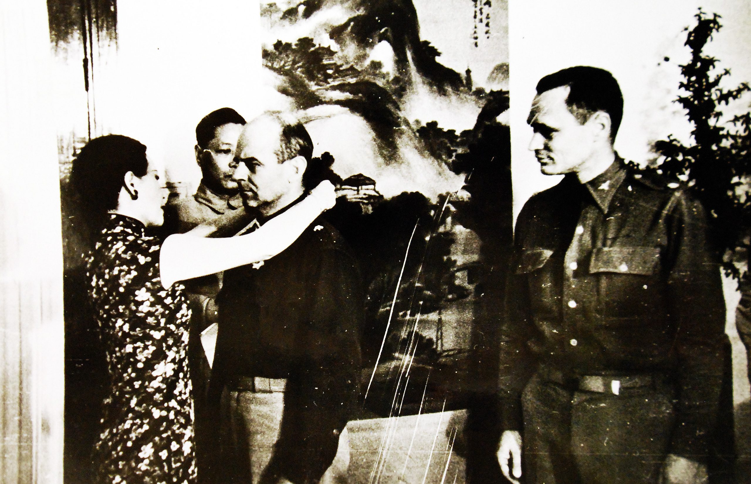 Madame Chiang Kai-shek decorates Doolittle in Chungking, 1942