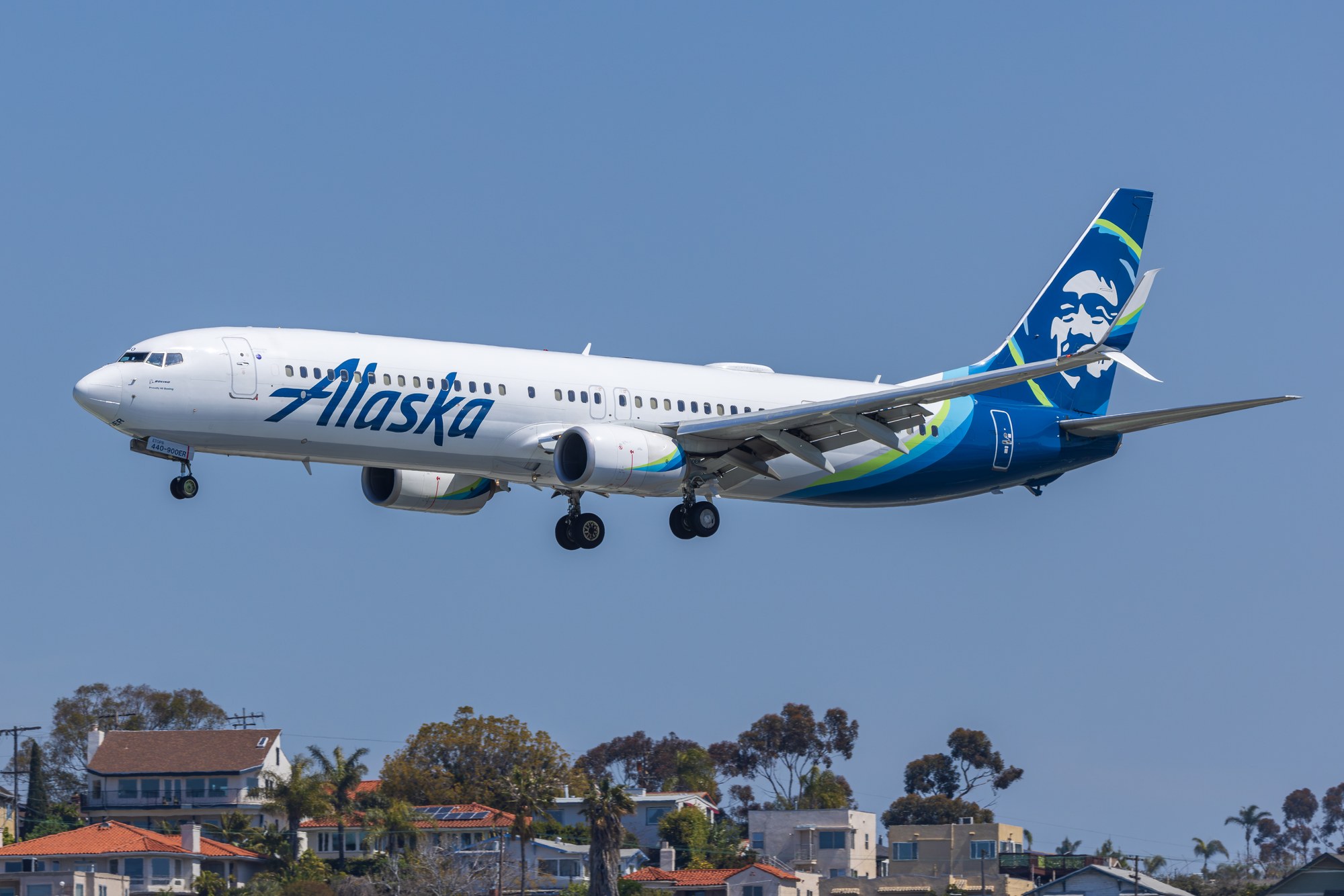 Alaska Airlines Boeing 737-900ER on approach to San Diego