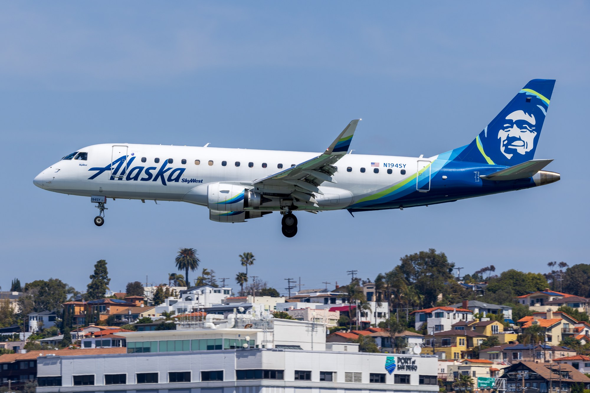 Alaska Airlines Embraer E175 N194SY operated by SkyWest on approach to San Diego