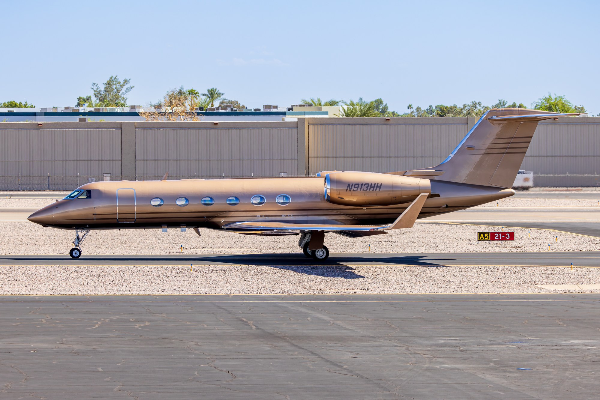 Gulfstream N913HH in a bronze metallic scheme taxiing at Scottsdale