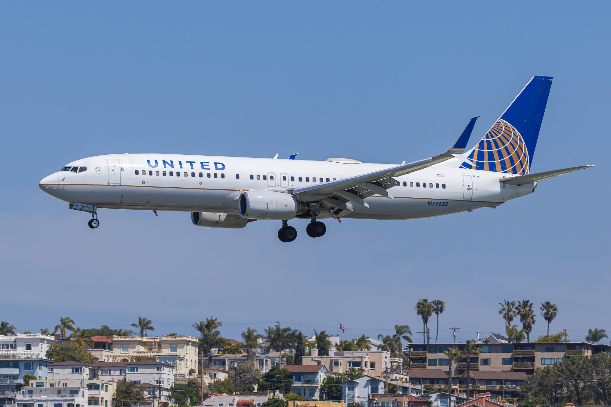 United Airlines Boeing 737-800 N77525 in the Continental globe tail livery on approach to San Diego